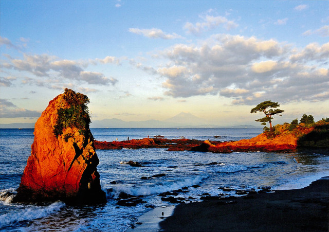 秋谷・立石海岸「朝陽に光る」